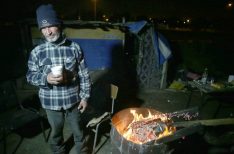 Santiago, 19.07.2017. Estación Central, Quinta Normal y también Pudahuel fueron las comunas que recorrieron voluntarios del Hogar de Cristo en una ruta de atención nocturna en calle, instancia en que se entrega alimentación y asistencia a las personas en situación de calle, en esta ocasión además se entregaron sacos de dormir para poder sobrellevar las frías noches.
AGENCIA BLACKOUT