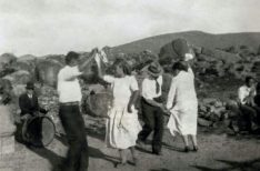 Título: Empleados de Capote junto a sus familias celebrando Fiestas Patrias en Capote Aurifero
Propietario: Aris Jeraldo Nuñez
Año: 1943