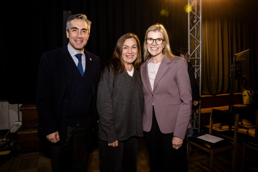 De izquierda a derecha: rector de la U. Gabriela Mistral, Sergio Mena; actriz Solange Lackington, y la embajadora de Suecia en Chile, Sofía Karlfeld.