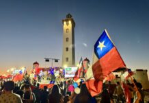 Adherentes de José Antonio Kast celebran en el Faro Monumental de La Serena tras su triunfo presidencial